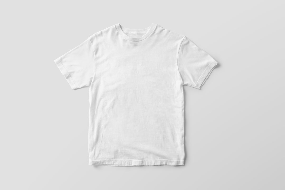 Camiseta blanca de ejemplo sobre fondo neutro